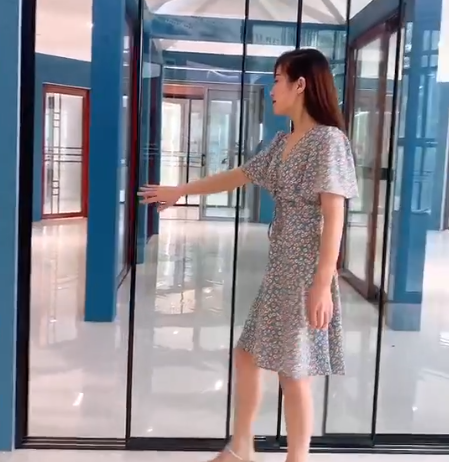 嘉美門(mén)業(yè)簡(jiǎn)約三聯(lián)動(dòng)展示